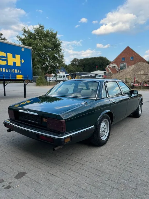 Jaguar XJ40