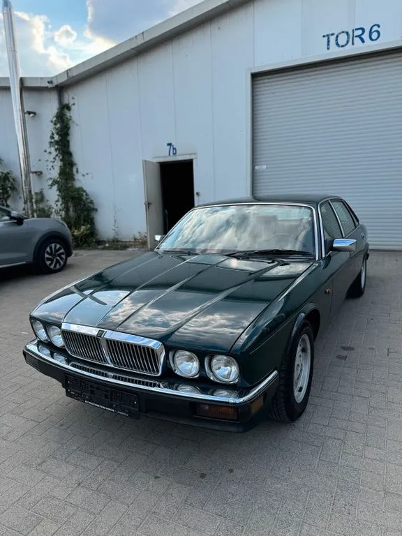 Jaguar XJ40