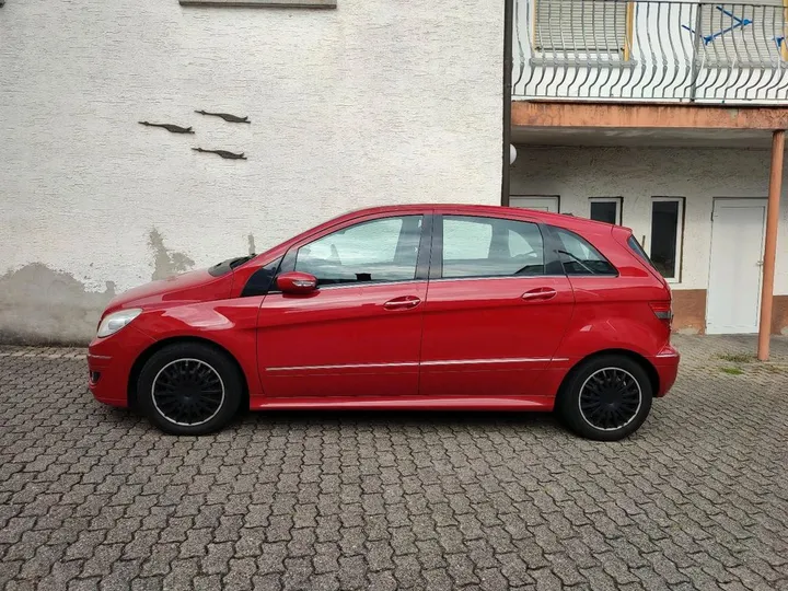 Mercedes-Benz B 180