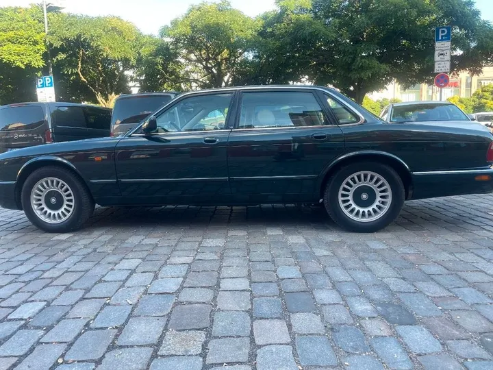 Jaguar XJ8