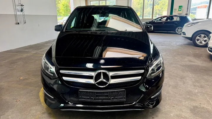 Mercedes-Benz B 180