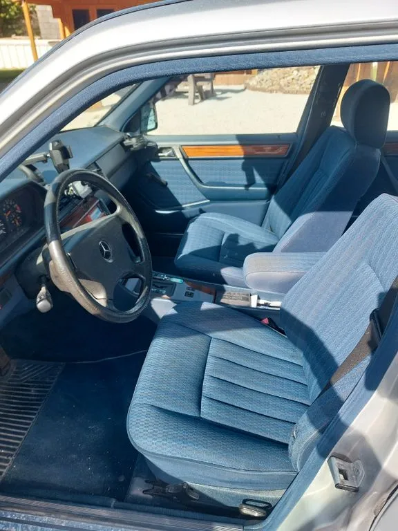 Mercedes-Benz E 230