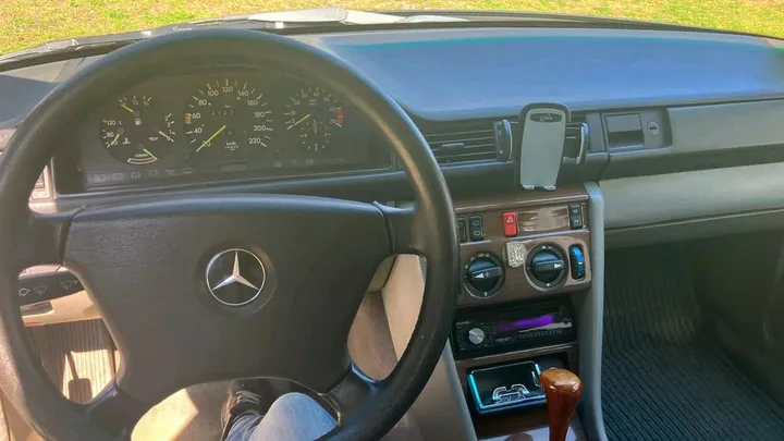 Mercedes-Benz E 230