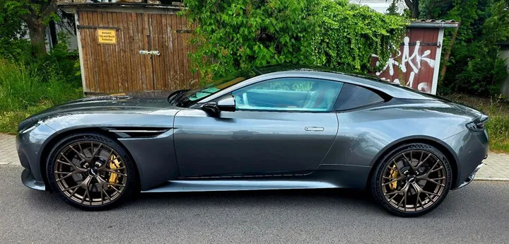Aston Martin DB12