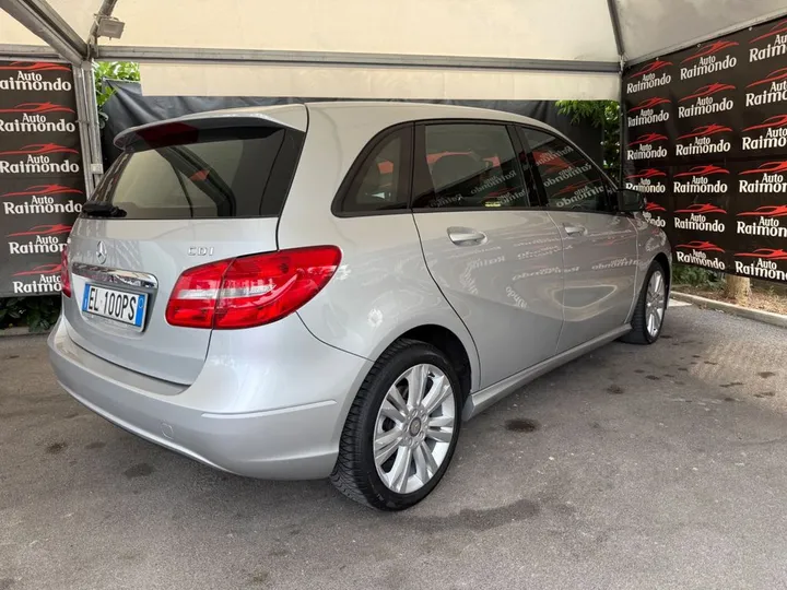 Mercedes-Benz B 180