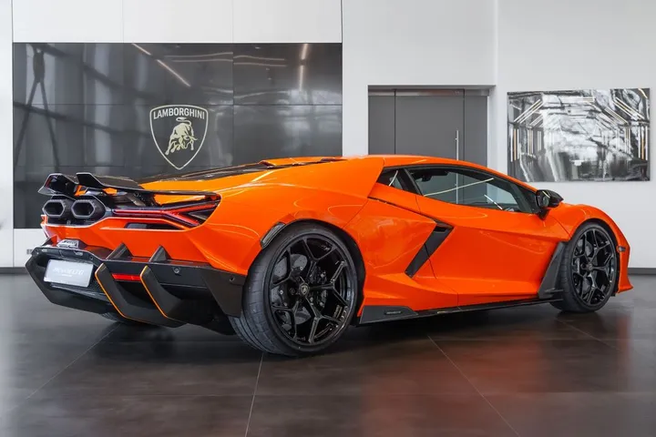 Lamborghini Revuelto