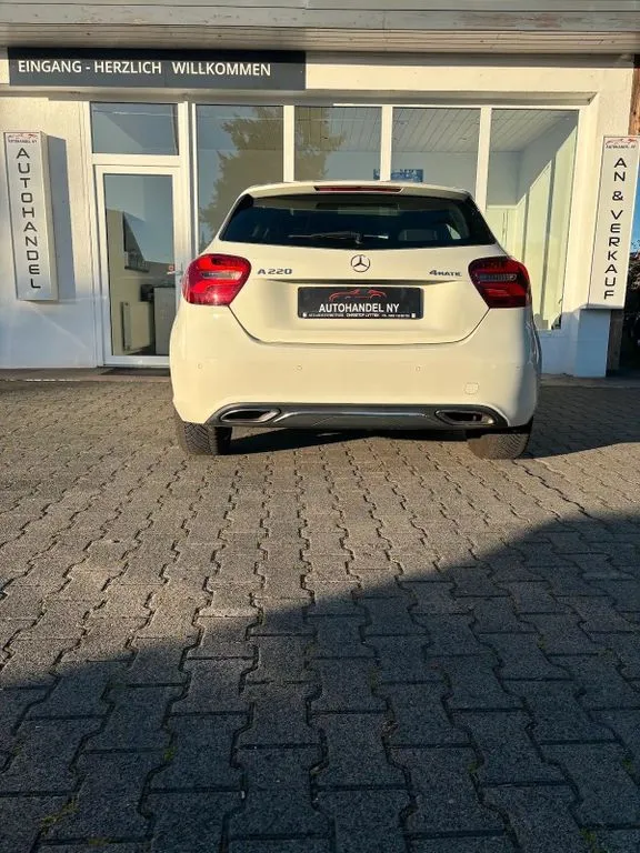 Mercedes-Benz A 220