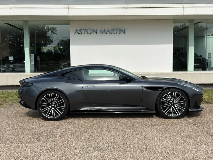 Aston Martin DB12