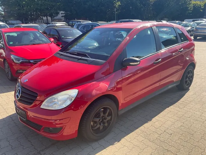 Mercedes-Benz B 180