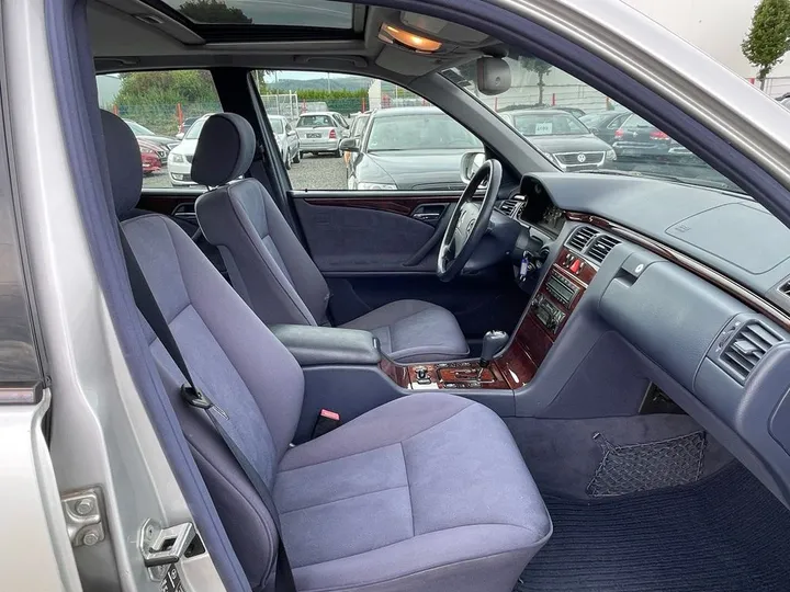Mercedes-Benz E 240