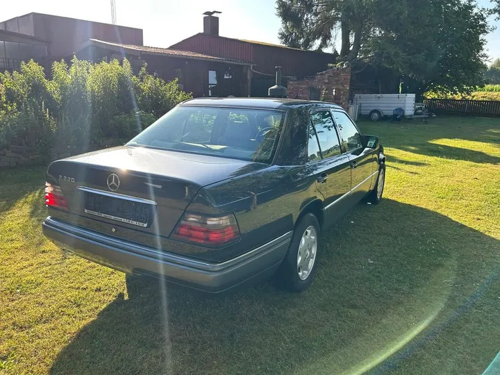 Mercedes-Benz E 220
