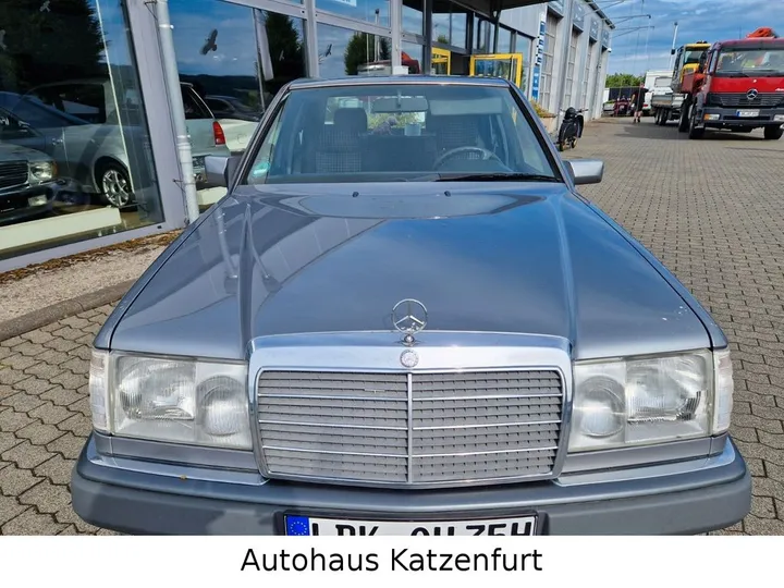 Mercedes-Benz E 230