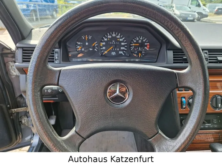 Mercedes-Benz E 230
