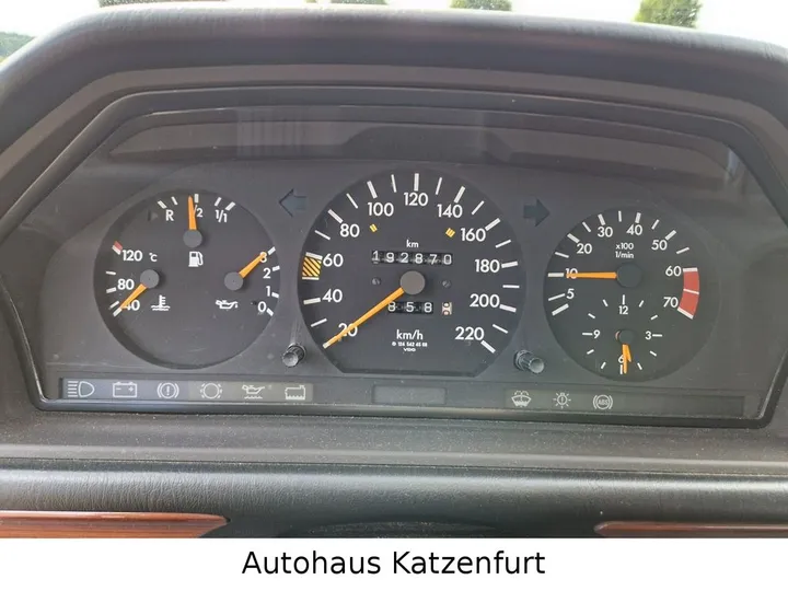 Mercedes-Benz E 230