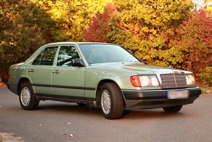 Mercedes-Benz E 230