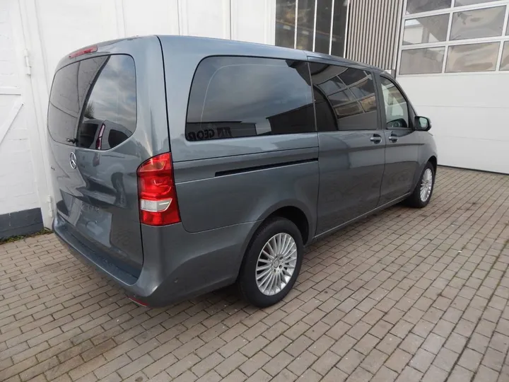 Mercedes-Benz V 220