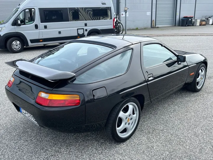 Porsche 928