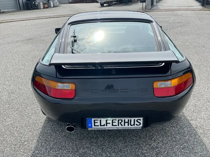 Porsche 928