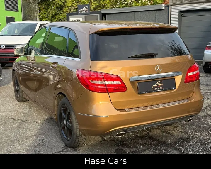 Mercedes-Benz B 180