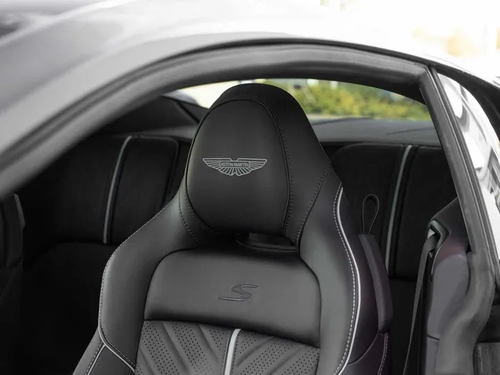 Aston Martin DB12
