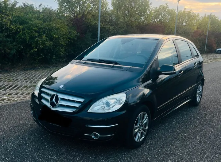 Mercedes-Benz B 180