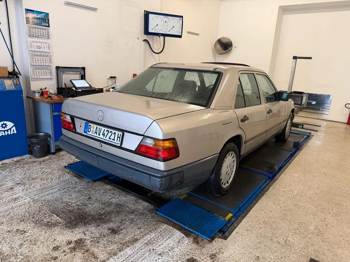 Mercedes-Benz E 230