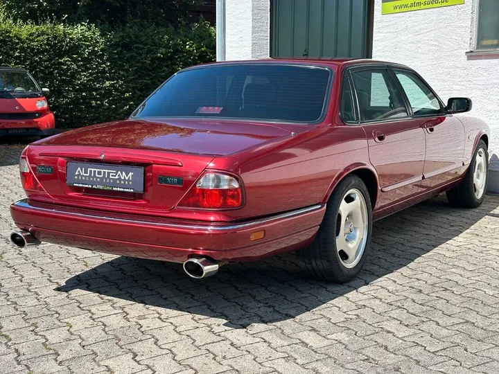 Jaguar XJR