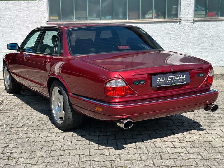 Jaguar XJR