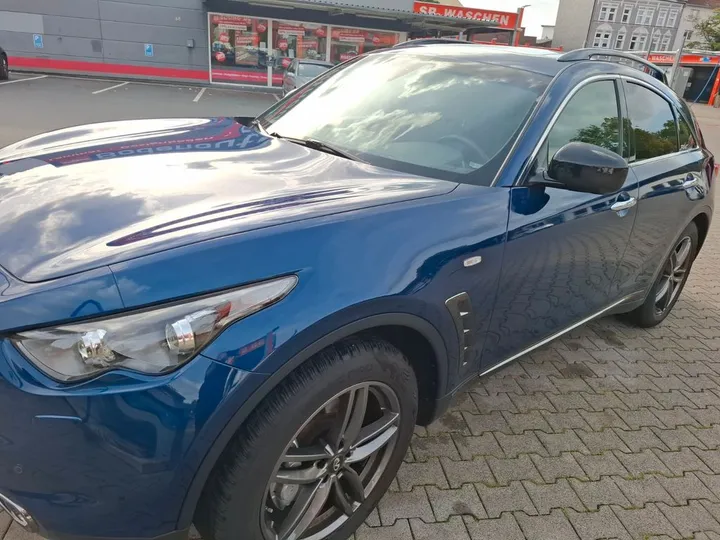 Infiniti QX70