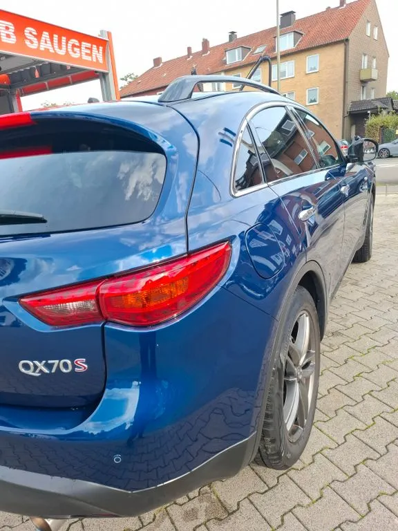 Infiniti QX70