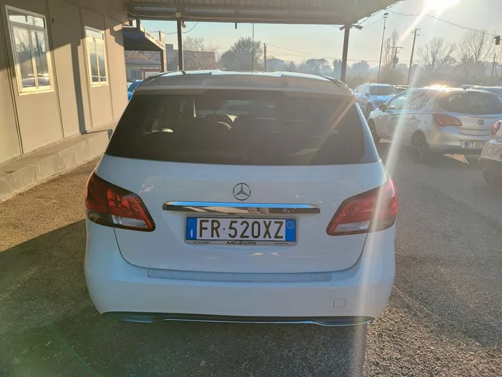 Mercedes-Benz B 180