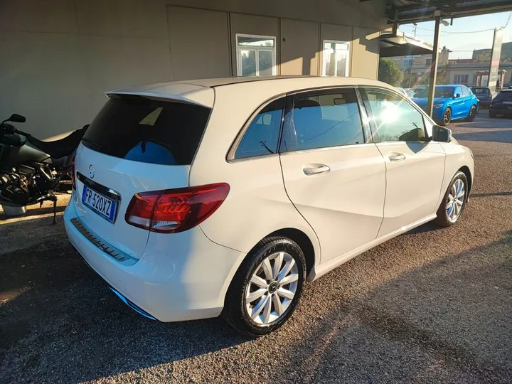 Mercedes-Benz B 180