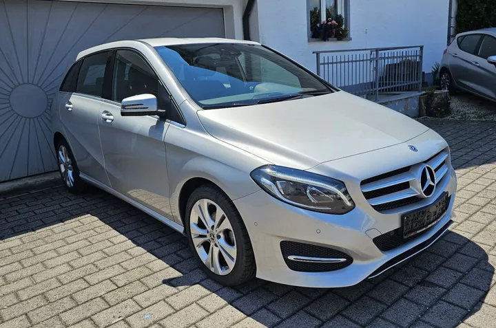Mercedes-Benz B 180