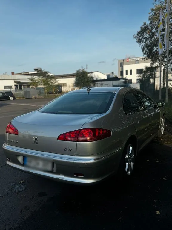 Peugeot 607
