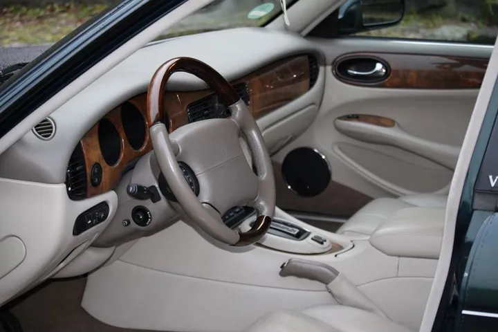 Jaguar XJR
