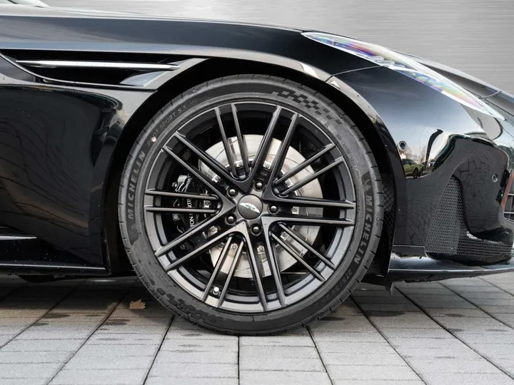 Aston Martin DB12