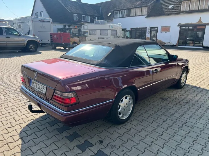 Mercedes-Benz E 200