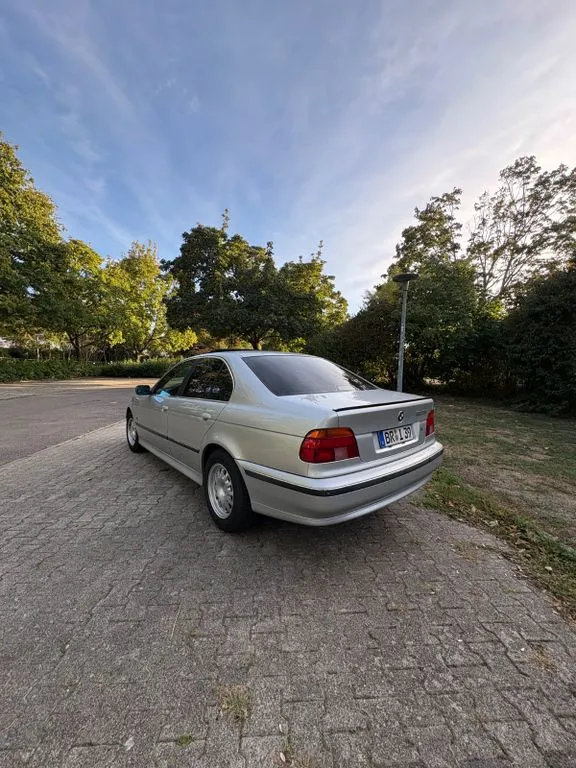 BMW 523