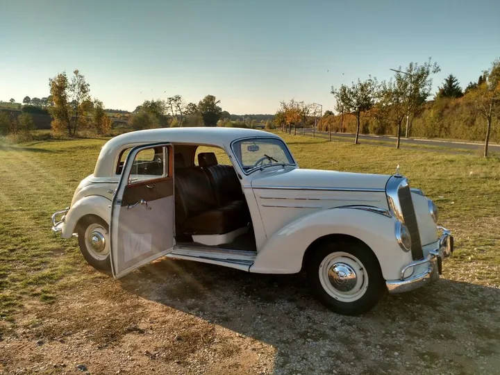 Mercedes-Benz 220
