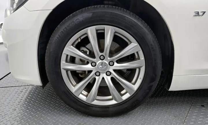 Infiniti Q70
