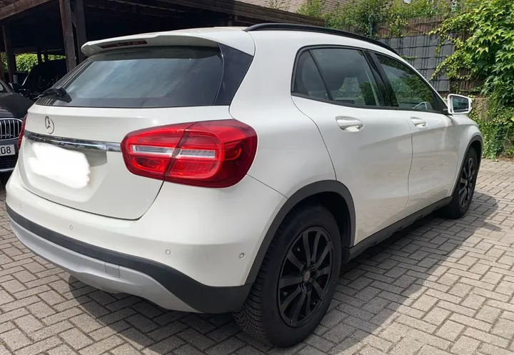 Mercedes-Benz GLA 200