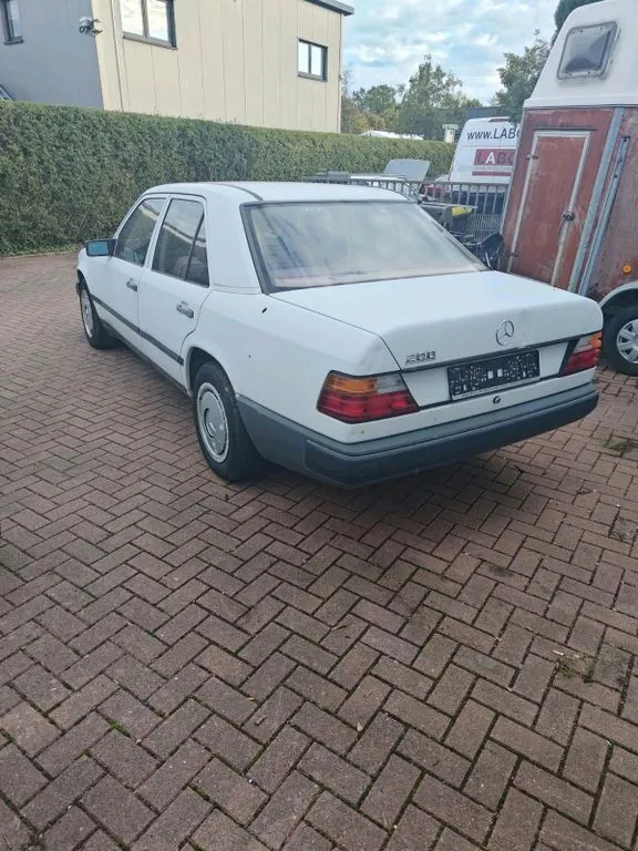 Mercedes-Benz E 200