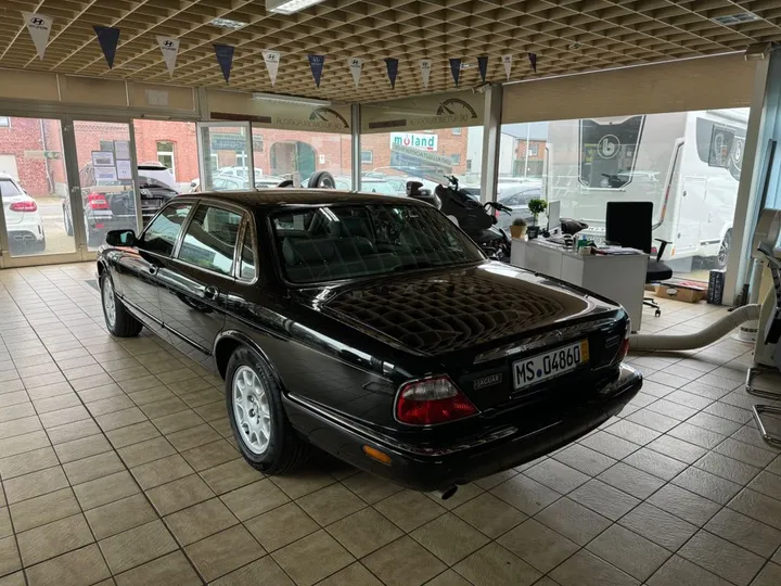 Jaguar XJ8