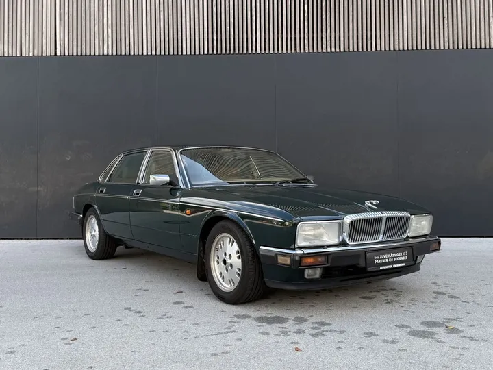 Jaguar XJ40
