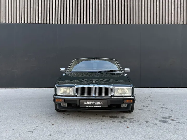 Jaguar XJ40