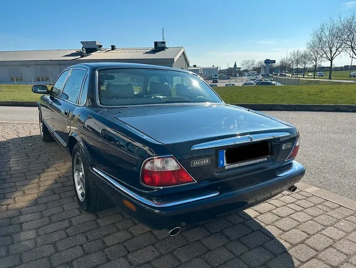 Jaguar XJ8