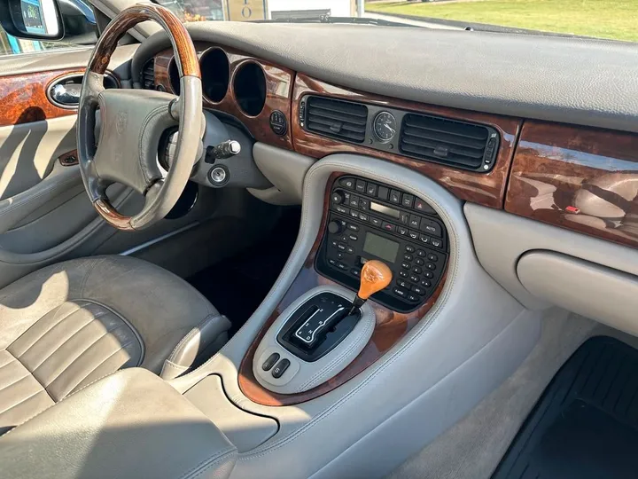 Jaguar XJ8