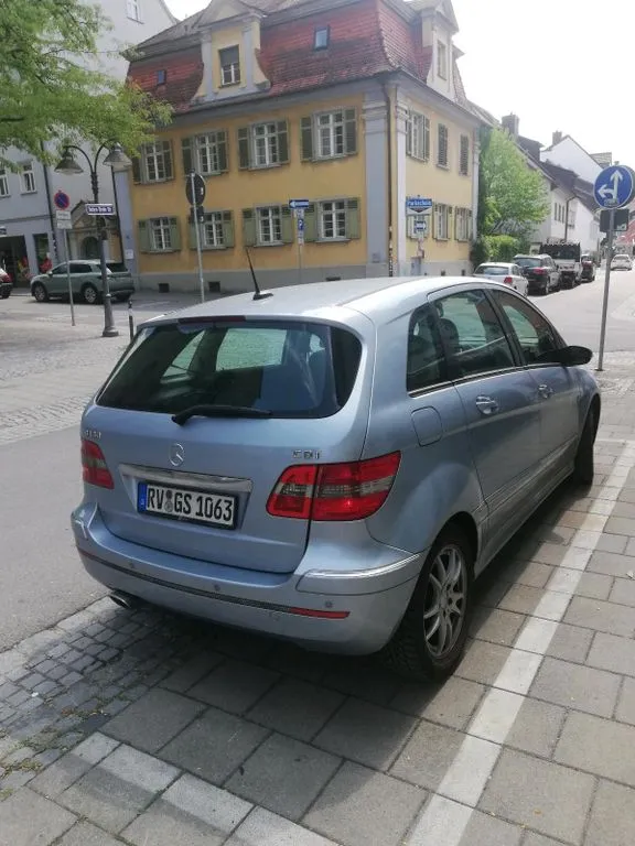Mercedes-Benz B 180