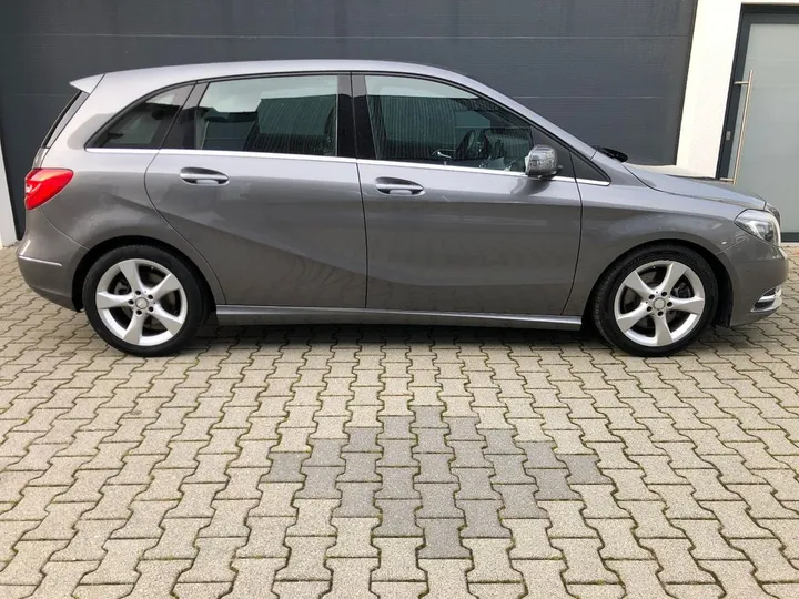 Mercedes-Benz B 220