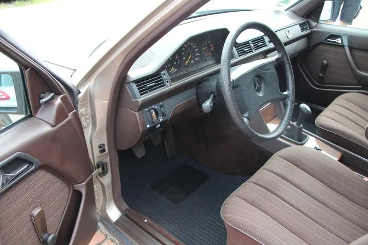 Mercedes-Benz 200